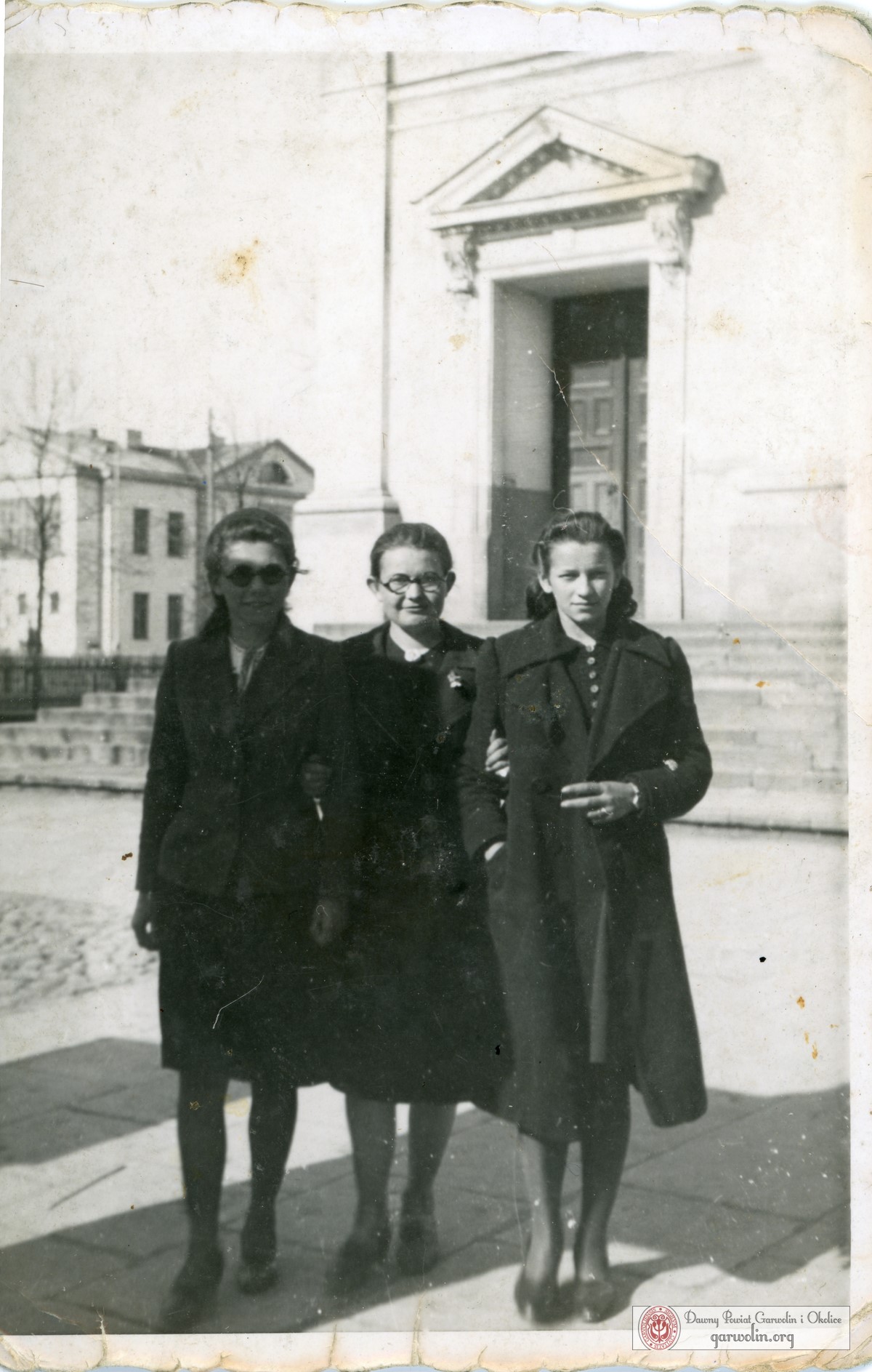 Kobiety na placu kościelnym w Garwolinie