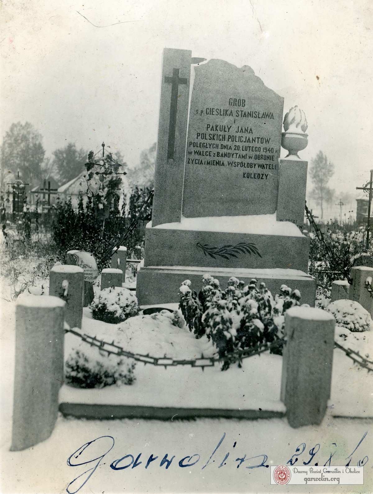 Grób Cieślika i Pakuły na garwolińskim cmentarzu