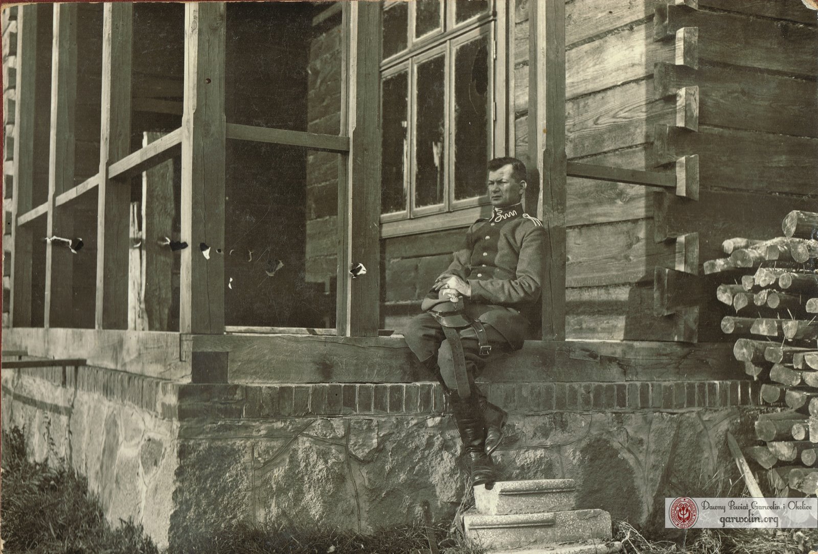 Henryk Andrzejkowicz na ganku swojego domu