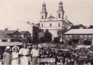 Infoturlgd-GARWOLIN-rynek-i-kościół-z-tarasu-sklepu-1939-r.-garwolin.org_