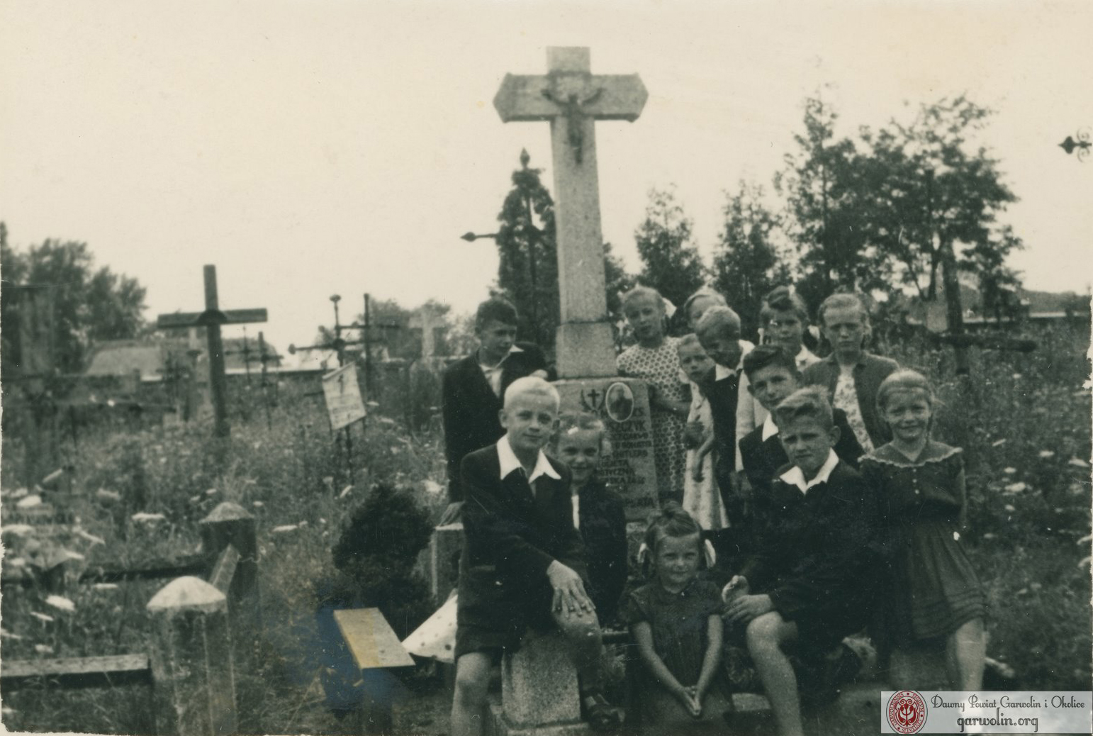 Dzieci przy grobie ks. Juszczyka