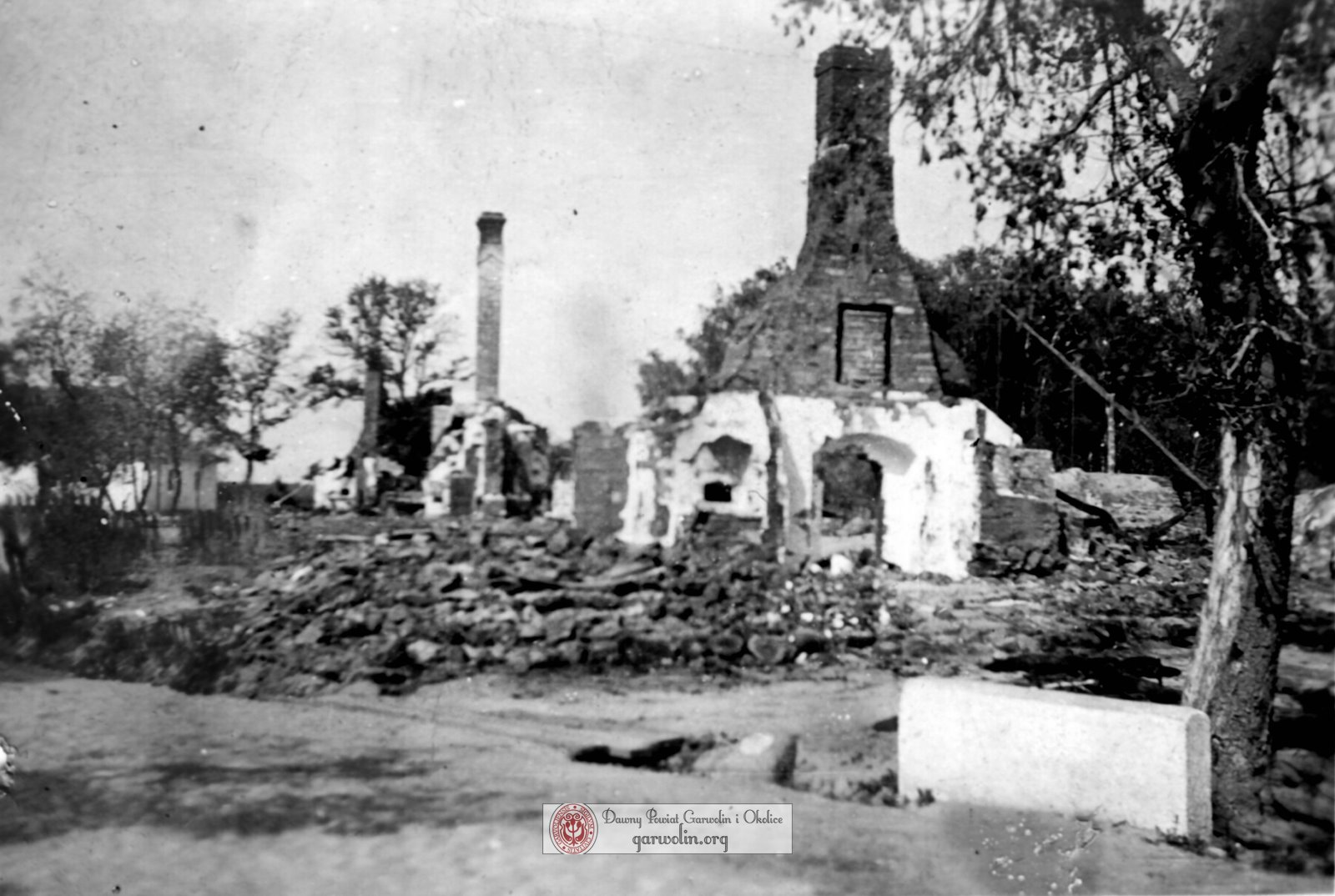 Domy przy ulicy Garwolińskiej w Borowiu. Spalone przez Niemców w sierpniu 1943 r.