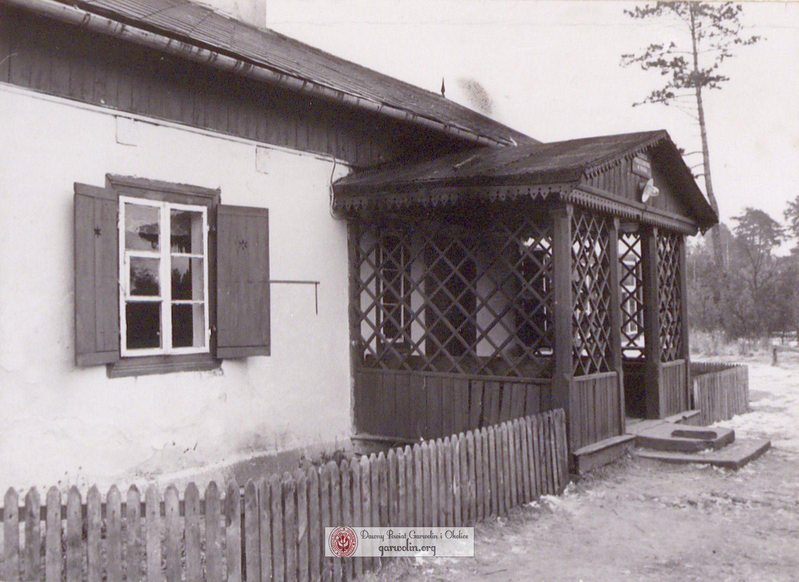 Polik (gm. Maciejowice) - dawna leśniczówka, a później budynek Szkoły Powszechnej.