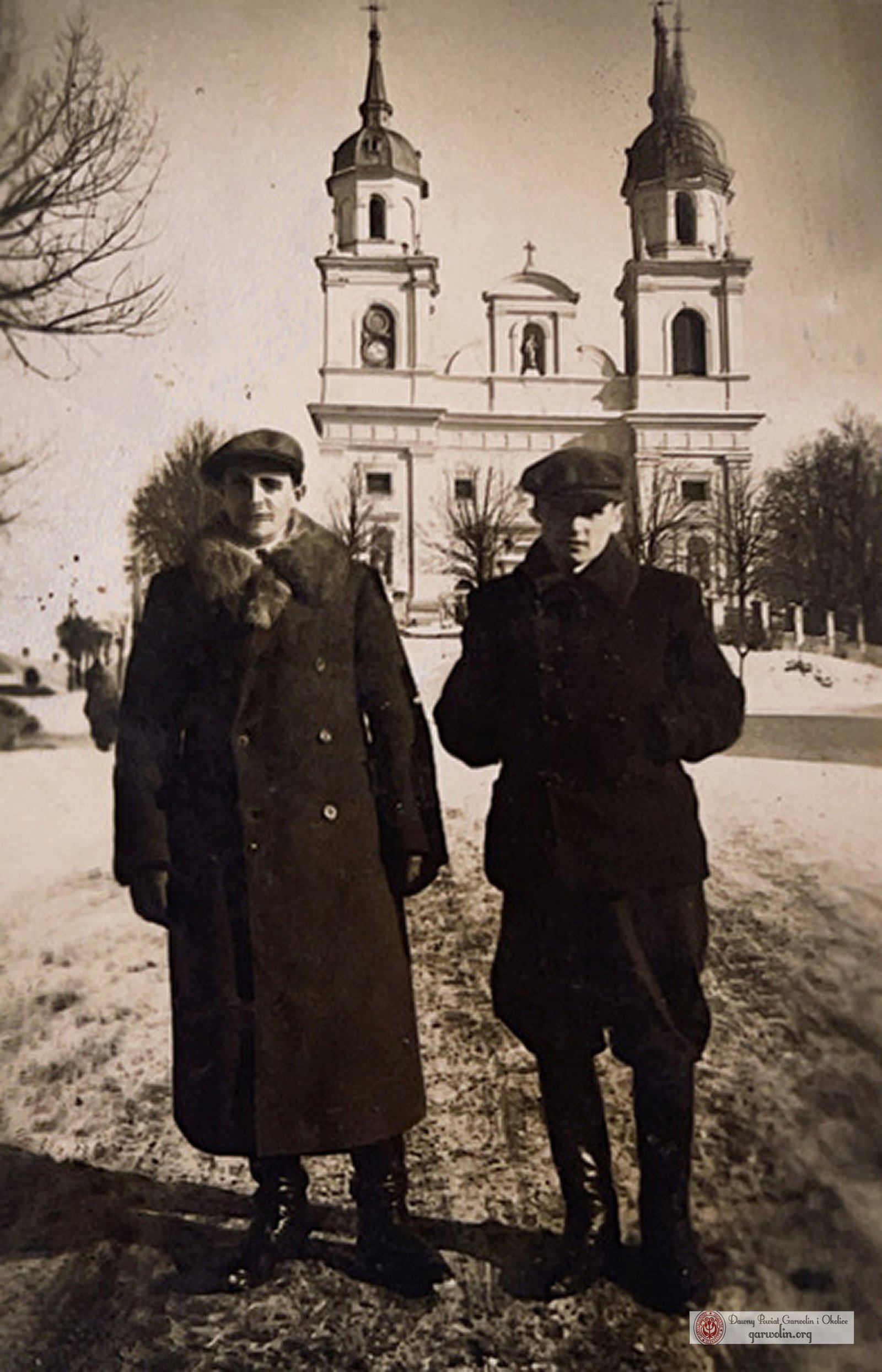 Kazimierz Pszczoła z znajomym przed kościołem w Żelechowie