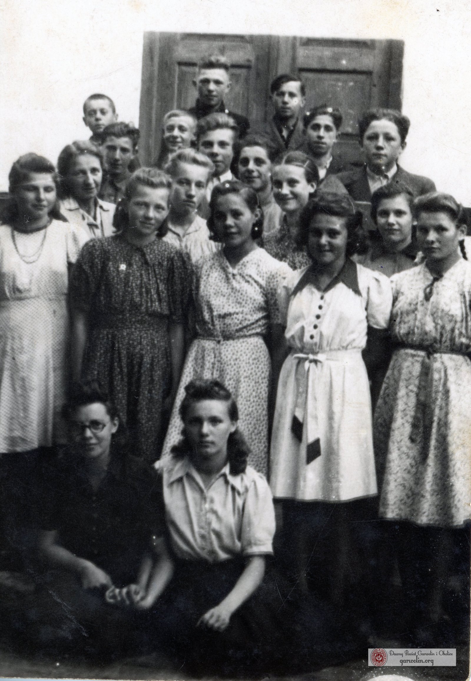 Uczniowie i uczennice ze szkoły w Borowiu 1948 r.