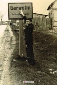 rękawek_antoni_alb_1__0043-znak-drogowskaz-garwolin-staszica-2