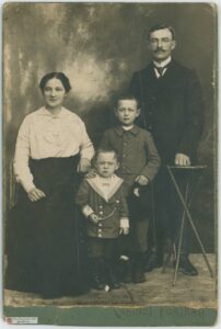 kalaska_marek-004-Tomasz-Kalaska-z-zona-Aleksandra-i-dziesmi-Arkadiusz-ur.-1906-wyzszy-i-Mieczyslaw-ur.-1913-nizszy-kopia-garwolin.org_